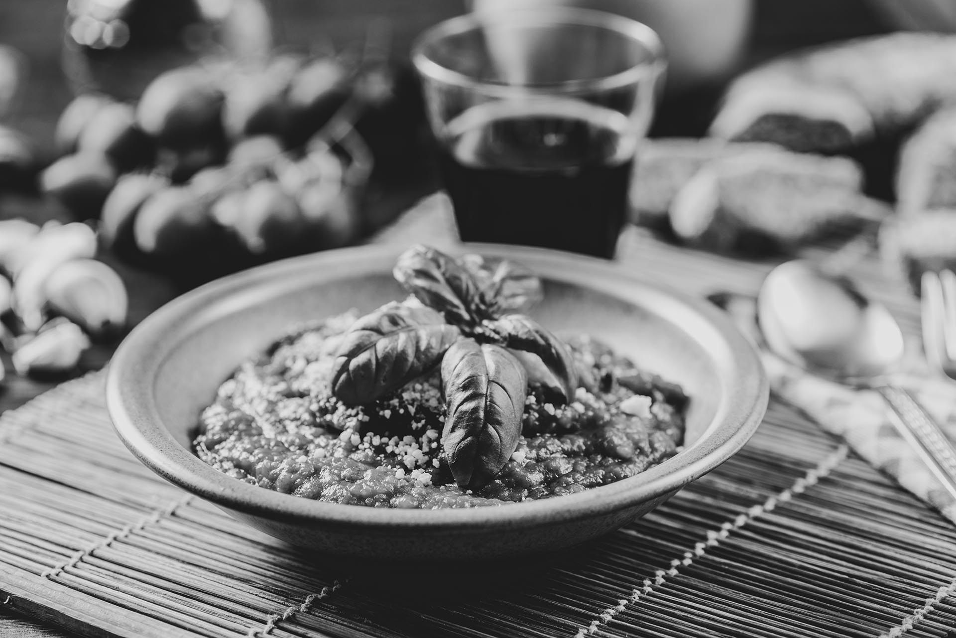 Pappa al pomodoro servita nel piatto e ambientata